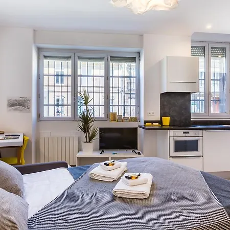 Aparthotel Charming Studio In The City Center